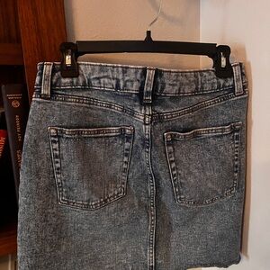 Classic Jean skirt! Perfect to pair with a Fall sweater & tights! Size 6
